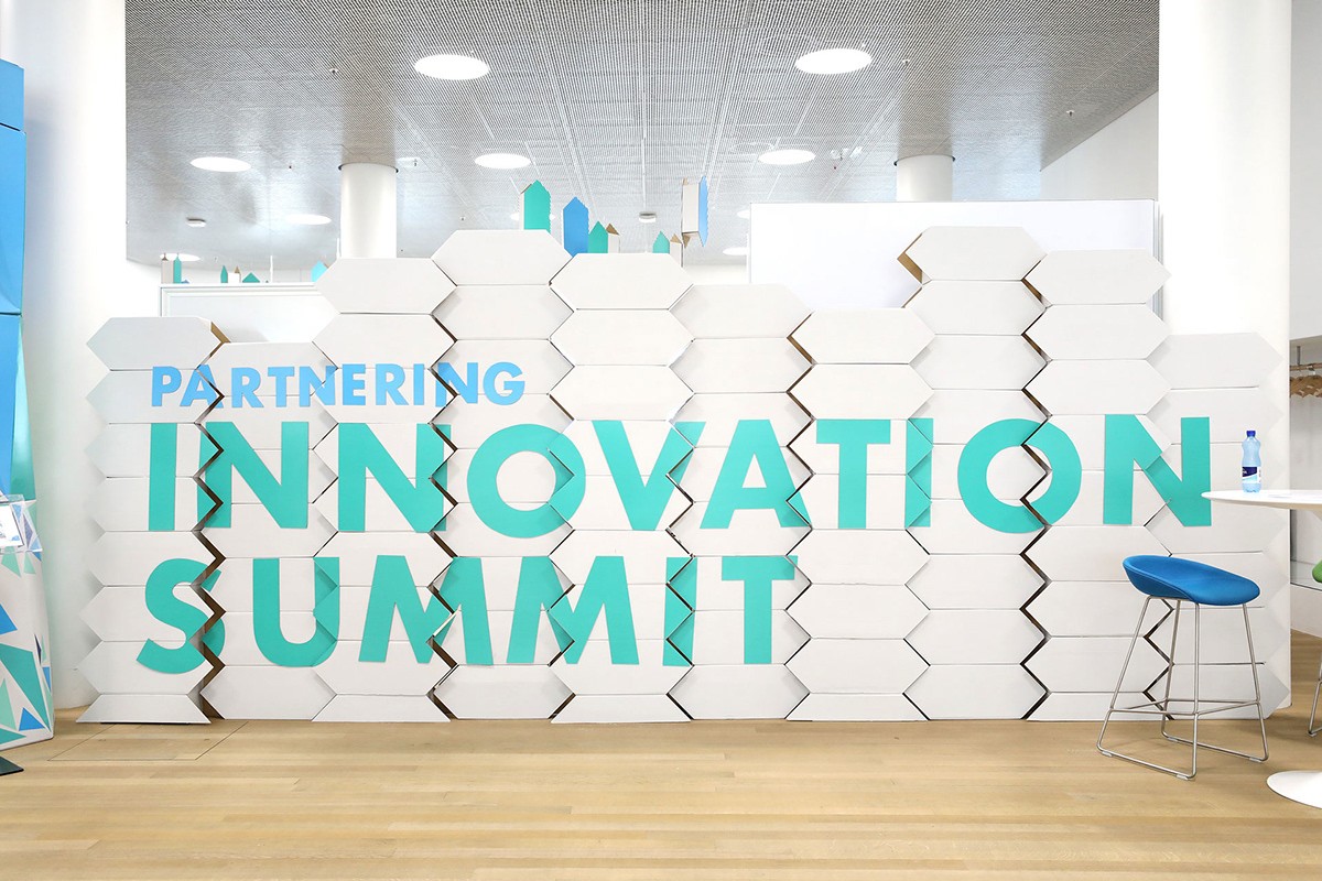Backdrop cho sự kiện Roche Partnering Innovation Summit