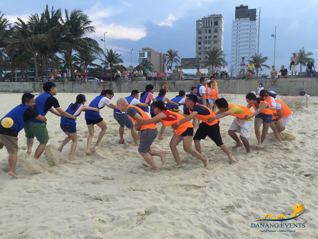 Hình thức team building kết hợp du lịch thường được tổ chức trên bãi biển