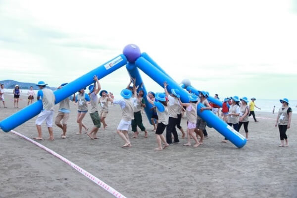 Trò chơi chuyển bóng độc đáo trên bãi biển.