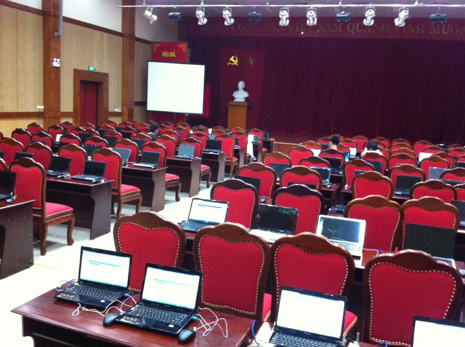 Laptop rất cần thiết trong các buổi hội nghị hội thảo