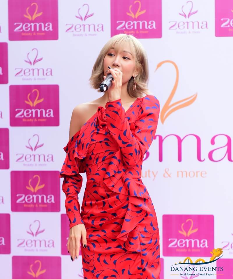 Ca sĩ Min tham gia sự kiện khai trương của Zema.