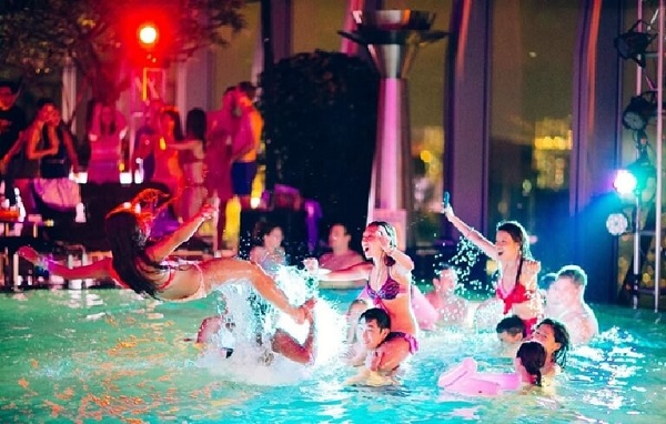 Pool Party là dạng tiệc phù hợp với những người trẻ