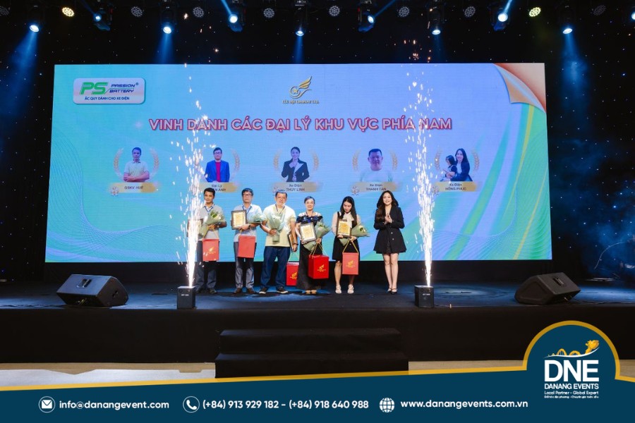 mẫu backdrop vinh danh đẹp, ấn tượng