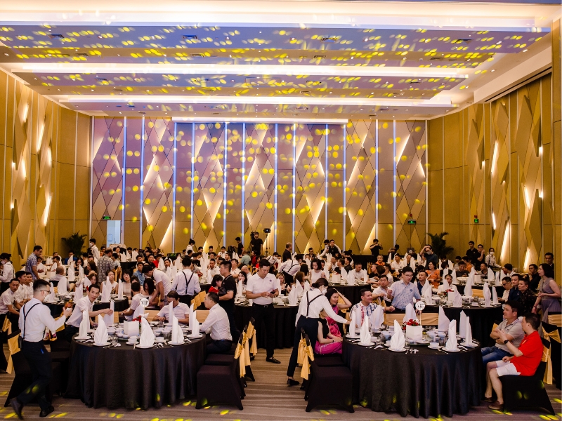 Không gian của bữa tiệc Gala Dinner rộng rãi sẽ mang lại trải nghiệm thoải mái cho khách mời