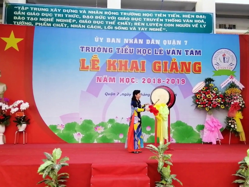 Backdrop thể hiện thông điệp của lễ khai giảng