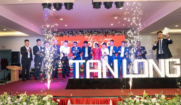 Tiệc cuối năm là dịp để các thành viên trong công ty cùng nhau vui chơi giải trí
