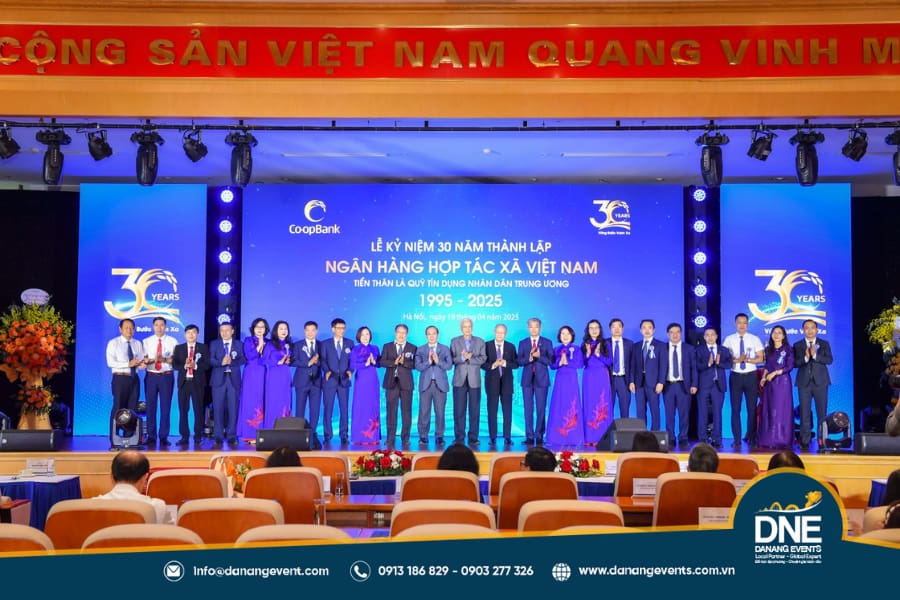 mau-backdrop-ky-niem-thanh-lap-cong-ty-18