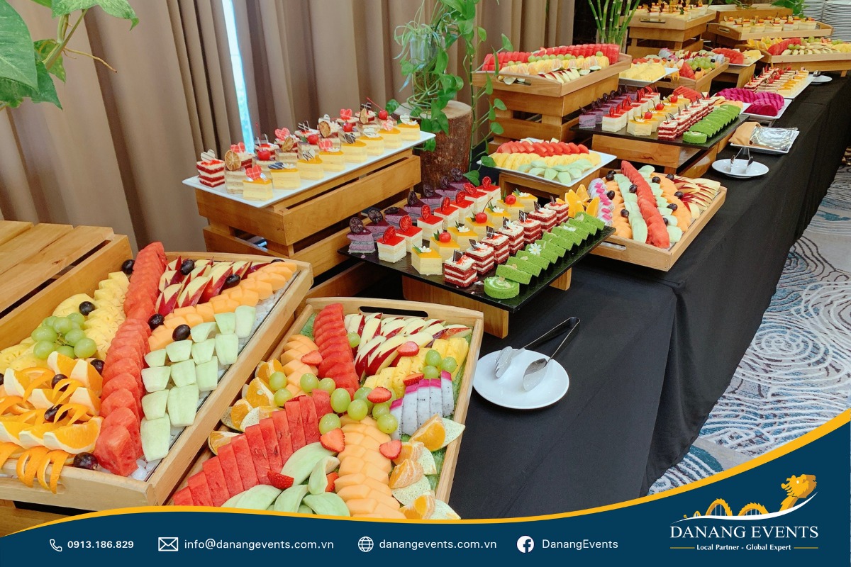 Việc xuất hiện của trái cây nhiều màu sắc sẽ thu hút thị giác của khách mời