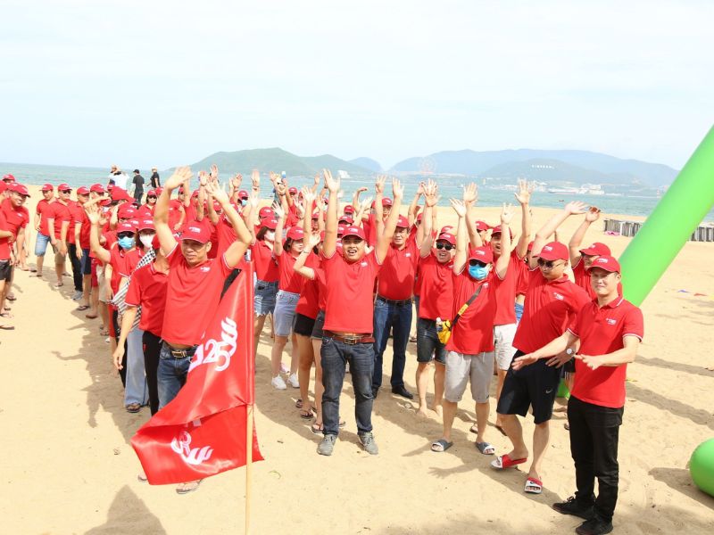 Người quản trò team building là người điều phối trò chơi và dẫn dắt tinh thần cho các thành viên tham gia