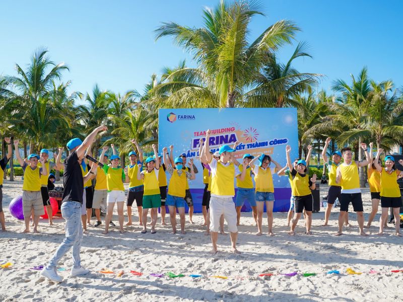 Người quản trò team building đóng vai trò là cầu nối truyền tải nội dung thông điệp chương trình