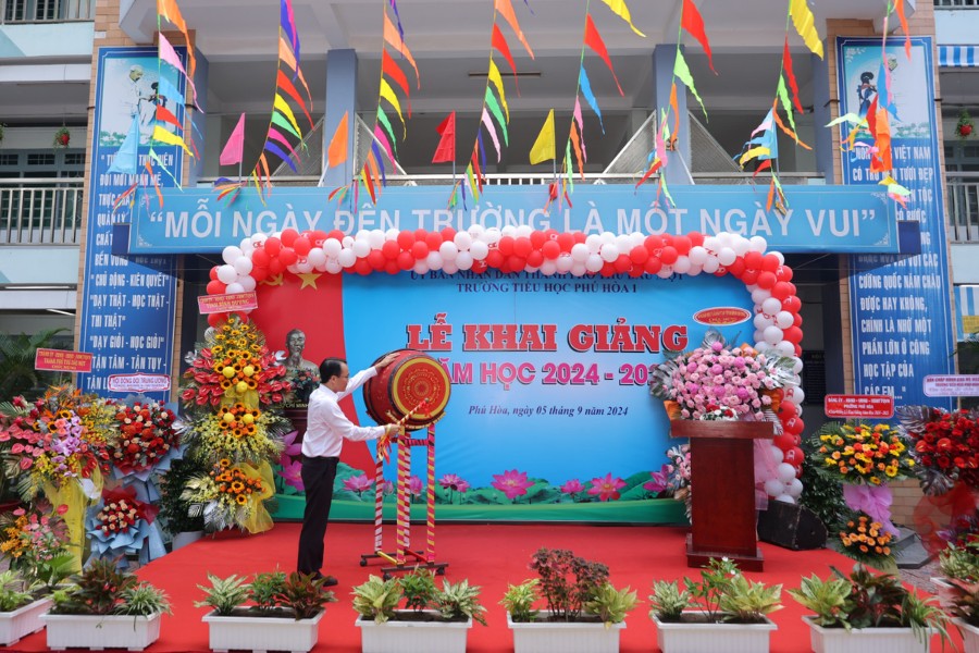 san-khau-khai-giang-4