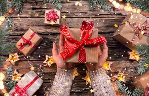 Trao quà cho nhau cũng là một ý tưởng hay mà doanh nghiệp nên áp dụng cho tiệc Giáng sinh