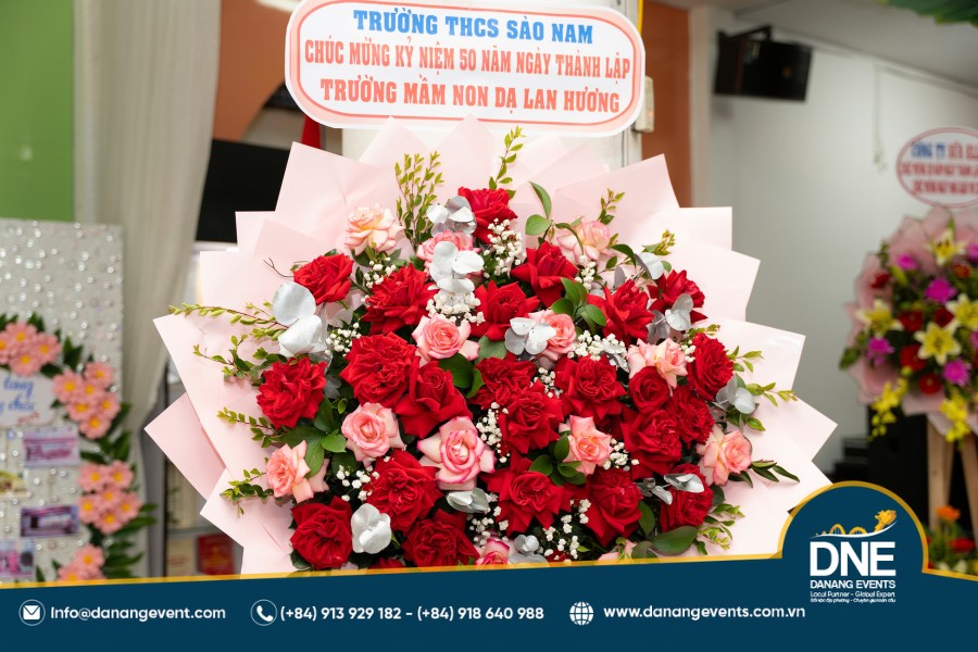 Tặng hoa, quà và gửi lời chúc đến thầy cô
