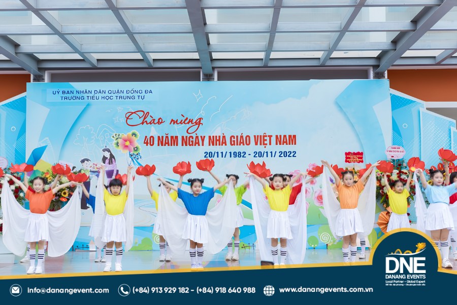 mẫu trang trí sân khấu 20/11