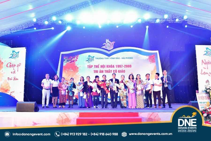 mẫu trang trí sân khấu 20/11